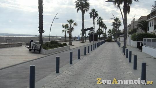 CON DOS PISCINAS Y 100 METROS DE LA PLAYA, APARCAMIENTO.